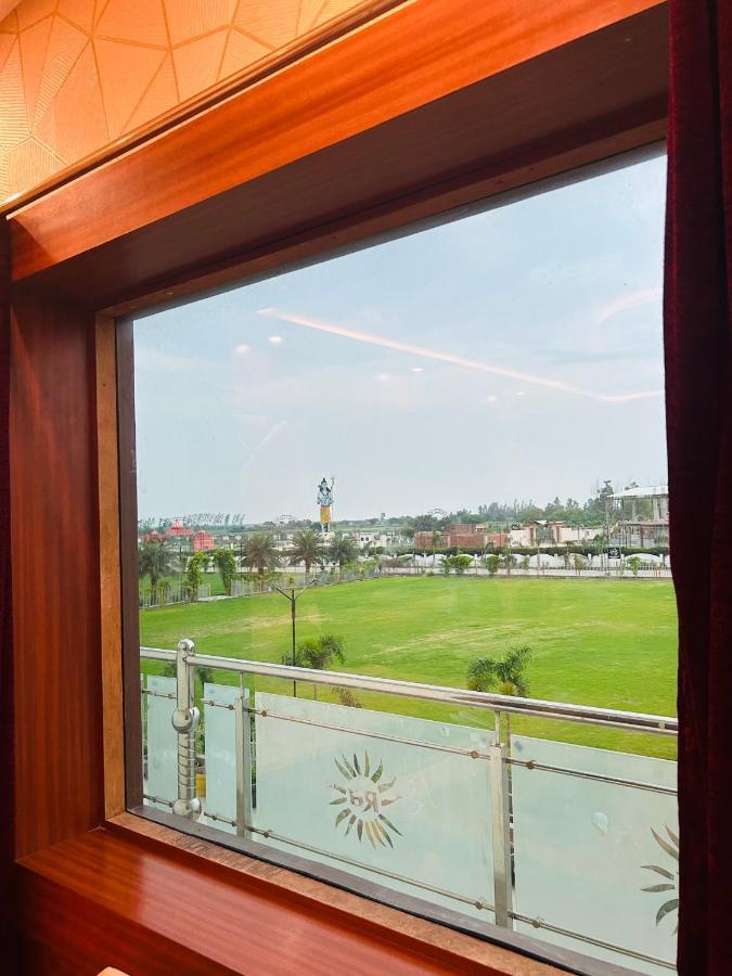 Royal Heritage Hotel & Resort Ayodhya Exterior foto