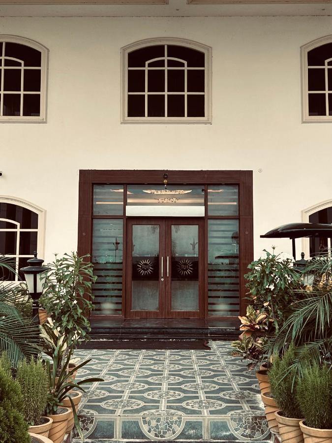 Royal Heritage Hotel & Resort Ayodhya Exterior foto